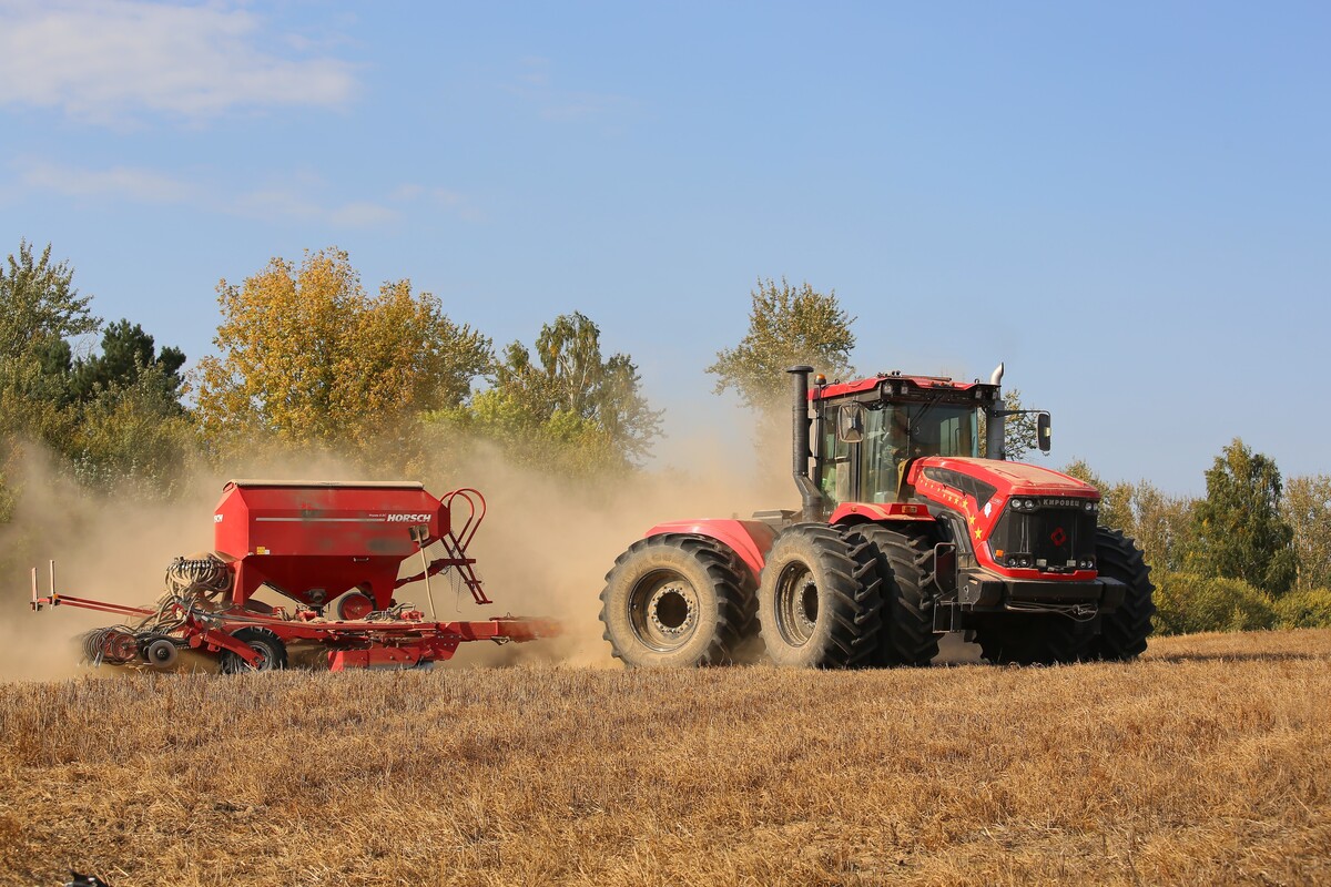трактор Кировец работает в поле