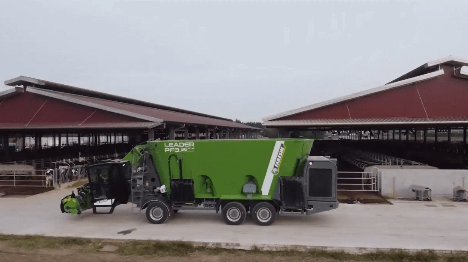 В Италии представлен новый смеситель-кормораздатчик Faresin PF 3.36 Plus Ecotronic