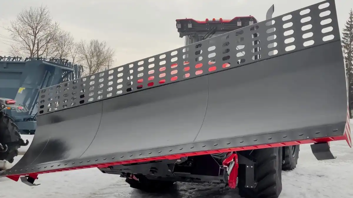 Кировец готовится к сезону кормозаготовки