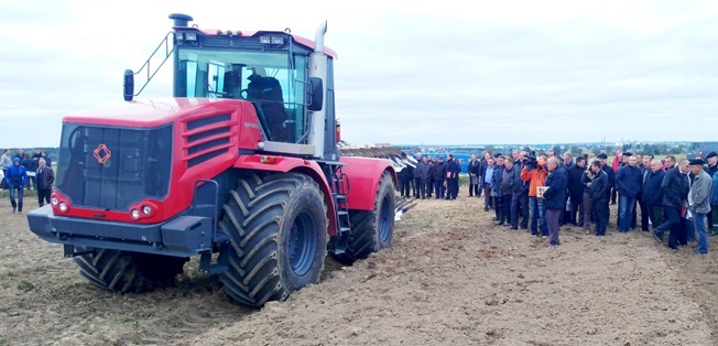 Кировец на дне поля