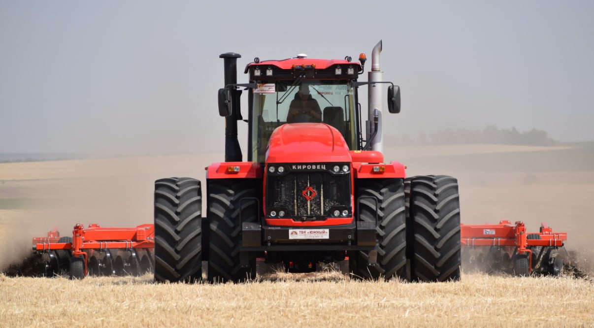 Универсальная дорожная машина К-708УДМ впервые на выставке БЕЛАГРО-2025